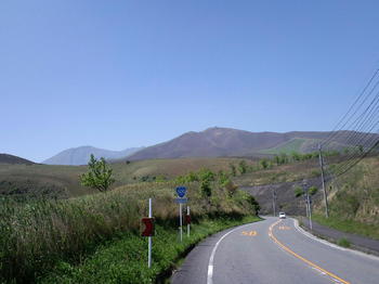 県道500号から鶴見岳を望む.JPG